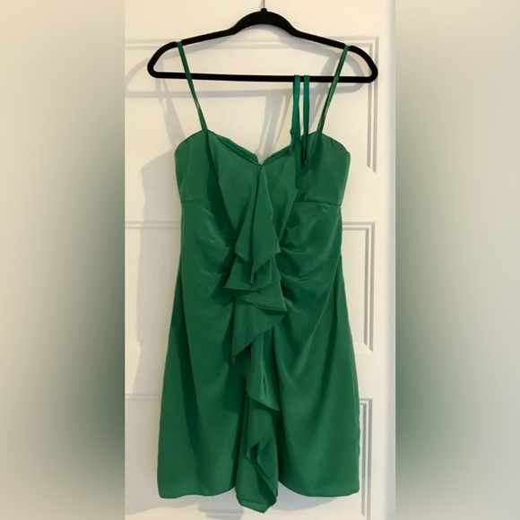 BCBGMAXAZRIA
PRE-OWNED | Bustier Dress
Emerald Green Edition - Picture 1 of 5